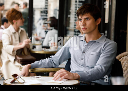 Le Corbeau Blanc est un film britannique de 2018 écrit par David Hare et réalisé par Ralph Fiennes avec Oleg Ivenko comme le danseur Rudolf Nureyev. Cette photographie est fourni pour un usage éditorial uniquement et est l'auteur du film company et/ou de l'espace attribué par le photographe ou film société de production. Banque D'Images