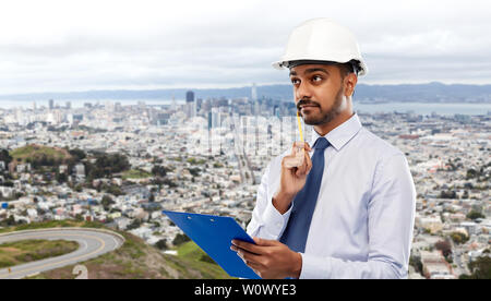 Architecte ou businessman in casque avec presse-papiers Banque D'Images