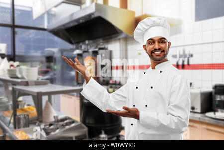 Heureux homme chef indien en toque au kebab Banque D'Images