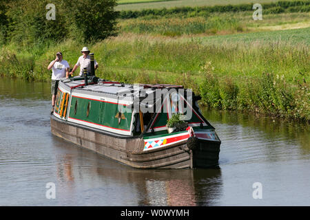 Hallsall, Lancashire. 28 juin 2019. Météo britannique. Lumineuse, ensoleillée de commencer la journée avec des températures dans la haute 20s comme deux amis prendre un verre et de naviguer sur le Leeds Liverpool voie navigable. Bateau Canal77 Northwich SEREQ Braidbar inscrit bateaux chez Lord Vernon's Wharf. Indicateur/AlamyLiveNews Crédit : Banque D'Images