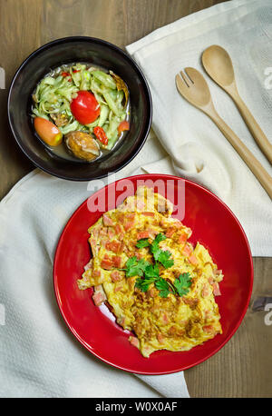 Vue du dessus de l'œuf frit et salade de concombre Thaï épicé , style de la nourriture Banque D'Images