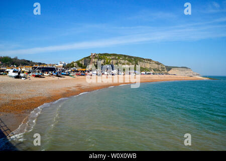 Les bateaux de pêche et de matériel sur la plage d'Hastings, Hastings, East Sussex, UK Banque D'Images