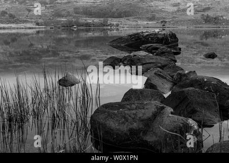 Vue des roches sur le lac Lough Looscaunagh sur l'Anneau du Kerry dans le Parc National de Killarney en Irlande, sur l'image Banque D'Images