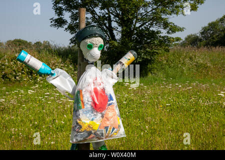 Épouvantail fait de bouteilles de plastique en Halsall, Lancashire. 28 juin 2019. Météo britannique. Sculptures d'été ensoleillé apparaissent pendant la nuit. Grotesque, excentrique, rempli de paille, les contenants recyclés, réutilisés, en plastique de couleur upcycled boissons boissons en bouteilles produit utilisé pour créer des épouvantails, les héros de films, de caricatures avec Visages masqués effrayant, bordent les rues et champs de la village rural de Halsall. Indicateur/AlamyLiveNews Crédit : Banque D'Images