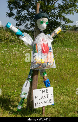 La menace plastique à Halsall, Lancashire. 28 juin 2019. Météo Royaume-Uni. Des sculptures estivales ensoleillées apparaissent la nuit. Récipients grotesques, originaux, recyclés, réutilisables, boissons en plastique, bouteilles de boisson colorées produit utilisé pour créer des fracas, des personnages de film, des caricatures avec des visages masqués effrayants, bordent les rues et les champs du village rural de Halsall. Crédit : MWI/AlamyLiveNews Banque D'Images