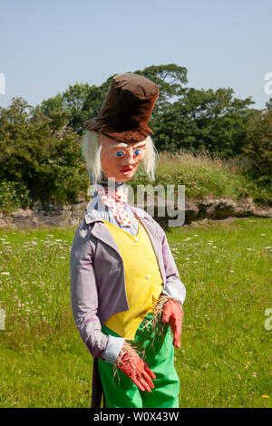 Halsall, Lancashire. 28 juin 2019. Météo Royaume-Uni. Des sculptures estivales ensoleillées apparaissent la nuit. Willy Wonka costume noir art déco top chapeau violet, gilet jaune et noeud; grotesque, original, paille bourrée de fracas, personnages de film, caricatures avec les rues et les champs du village rural de Halsall. Banque D'Images