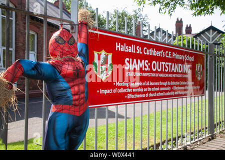 Halsall, Lancashire. 28 juin 2019. Météo britannique. Sculptures d'été ensoleillé apparaissent pendant la nuit. Grotesque, excentrique, rempli de paille épouvantails, les héros de films, de caricatures avec Visages masqués effrayant, bordent les rues et champs de la village rural de Halsall. Indicateur/AlamyLiveNews Crédit : Banque D'Images