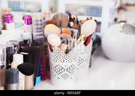 Faire un tableau avec brosse de maquillage professionnel. Outils de visagiste. Différentes brosses pour les cosmétiques Banque D'Images