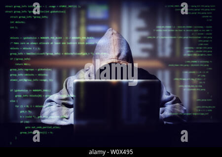 Hacker travaillant sur un ordinateur portable avec code, double exposition avec l'interface numérique autour à l'arrière-plan. La criminalité sur internet , le piratage et conce malware Banque D'Images