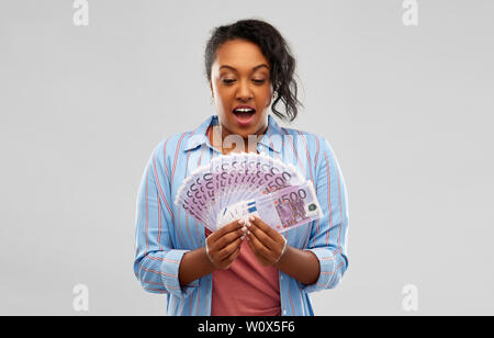 Surpris african american woman with euro argent Banque D'Images