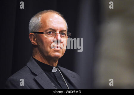 L'archevêque de Canterbury, Justin Welby présente le nouvel évêque de Douvres, l'aumônier des communes Le Président Révérend Rose, Hudson-Wilkin aux élèves du St George's School à Broadstairs. Banque D'Images