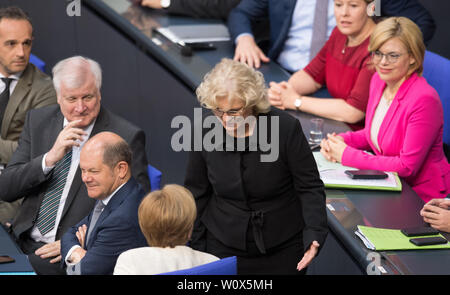 Berlin, Deutschland. 27 Juin, 2019. Christine LAMBRECHT (SPD) entre dans la salle plénière et se félicite de la Chancelière Angela Merkel (CDU). 107e session plénière du Bundestag à Berlin, Allemagne le 27.06.2019. Utilisation dans le monde entier | Credit : dpa/Alamy Live News Banque D'Images