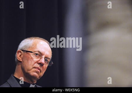 L'archevêque de Canterbury, Justin Welby présente le nouvel évêque de Douvres, l'aumônier des communes Le Président Révérend Rose, Hudson-Wilkin aux élèves du St George's School à Broadstairs. Banque D'Images