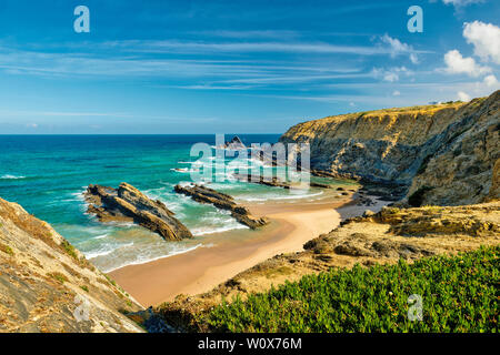 La plage de Zambujeira do Mar, Costa Vicentina. Alentejo ...