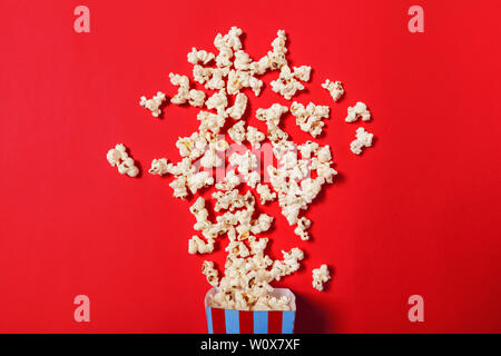 Popcorn sur un fond de couleur Banque D'Images