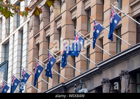 Drapeaux de l'Australie se suspendre à Sydney en bâtiment GPO Martin Place. C'est le point où toutes les distances sont mesurées à partir de Sydney. Banque D'Images