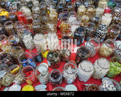 Dans une échoppe de marché rempli de pots de verre pleine de boutons de toutes les formes et couleurs. Banque D'Images
