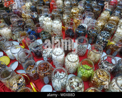 Dans une échoppe de marché rempli de pots de verre pleine de boutons de toutes les formes et couleurs. Banque D'Images