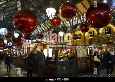 Londres/UK - 27 novembre 2013 : Les gens de manger au restaurant de Covent Garden l'espace pendant les vacances de Noël. Banque D'Images