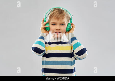 Smiling boy in headphones listening to music Banque D'Images