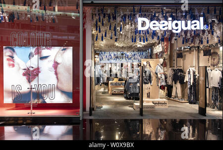 L'Espagne. 7 mars, 2019. Une marque de vêtements espagnole Desigual magasin à l'aéroport El Prat de Barcelone Josep Tarradellas. Credit : Miguel Candela/SOPA Images/ZUMA/Alamy Fil Live News Banque D'Images