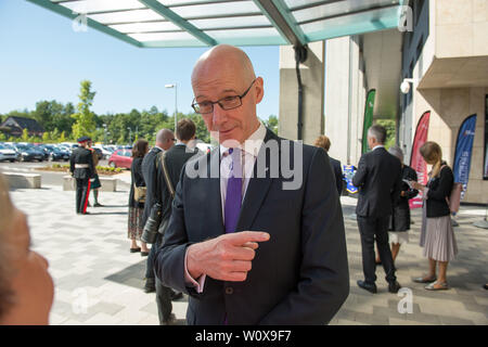 Cumbernauld, UK. 28 juin 2019. Photo : John Swinney MSP. À l'arrivée à Greenfaulds High School, Sa Majesté est accueillie par le Lord Lieutenant de plombières et le Lord Lieutenant de Lanarkshire avant de passer à l'atrium central où un accueil par les élèves de l'École des cadres supérieurs. La reine sera invité à voir une exposition et le directeur, en collaboration avec des historiens locaux, vous expliquera l'histoire de l'école. Crédit : Colin Fisher/Alamy Live News Banque D'Images