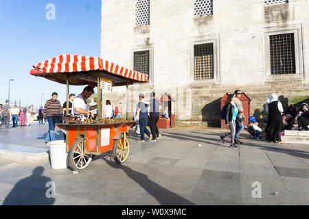 Istanbul, Istanbul Province / Turquie : 17 avril, 2016 : les vendeurs de rue à Istanbul la vente du célèbre et typique des épis de maïs de leur décrochage de la remorque Banque D'Images