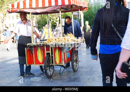 Istanbul, Istanbul Province / Turquie : 17 avril, 2016 : les vendeurs de rue à Istanbul la vente du célèbre et typique des épis de maïs de leur décrochage de la remorque Banque D'Images