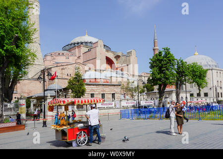 Istanbul, Istanbul Province / Turquie : 17 avril, 2016 : les vendeurs de rue à Istanbul la vente du célèbre et typique des épis de maïs de leur décrochage de la remorque Banque D'Images