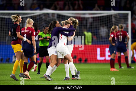 Ellen White de l'Angleterre (deuxième à droite) célèbre la victoire avec ses coéquipiers après la Coupe du Monde féminine de la fifa, quart-de-finale, à Stade Océane, Le Havre, France. Banque D'Images