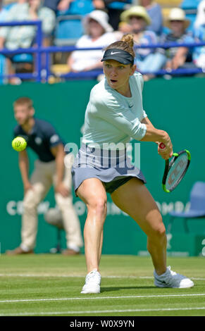 : Simona (Rom) Jouer en double féminin à la Nature Valley International tennis dans le Devonshire Park, Eastbourne, Royaume-Uni. 28 Juin, 2019. Banque D'Images