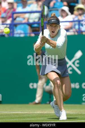 : Simona (Rom) Jouer en double féminin à la Nature Valley International tennis dans le Devonshire Park, Eastbourne, Royaume-Uni. 28 Juin, 2019. Banque D'Images