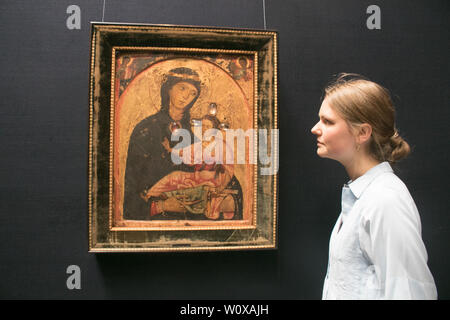 London UK. 28 juin 2019. Peinture : La Vierge et l'enfant, deux anges dans le verre ci-dessus, la mi-1230s, estimation : €000 200,000-300 à la presse aperçu de Sotheby's Old Master Ventes qui British landscape paintings par Gainsborough, Turner et Constable, et les grandes Œuvres de la Renaissance et Baroque par Botticelli, Brueghel, Rubens, Liss & Wtewael et œuvres récemment découverte par Diego Velázquez et Rosso Fiorentino. Credit : amer ghazzal/Alamy Live News Banque D'Images