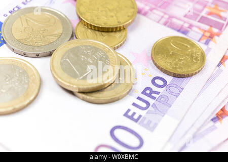 Close-up pile de billets et pièces en euros. 500 billets en euros. Les billets d'argent monnaie européenne isolé sur fond blanc. Vue en perspective libre. Banque D'Images