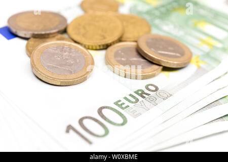 Close-up pile de billets et pièces en euros. 500 billets en euros. Les billets d'argent monnaie européenne isolé sur fond blanc. Vue en perspective libre. Banque D'Images