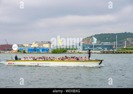 Bateau de tourisme avec un guide dans le port de Gothenburg Banque D'Images