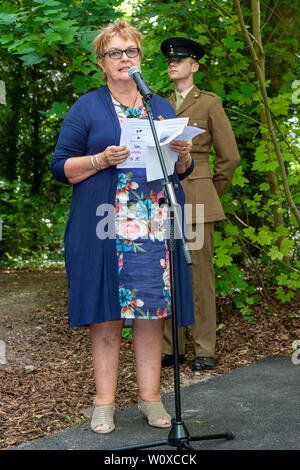 Bulford, Wiltshire, Royaume-Uni. 28 juin 2019. Dignitaires et invités étaient présents à l'inauguration d'un signe du patrimoine a commandé par le gouvernement néo-zélandais pour commémorer le centenaire depuis l'achèvement de l'Bulford Kiwi et en reconnaissance de la Néo-Zélandais basé au camp de toile de 1914 à 1919. Sur la photo : Colleen Brown, auteur de "Le kiwi Le kiwi Bulford : Nous avons laissé derrière". Crédit : Peter Manning/Alamy Live News Banque D'Images