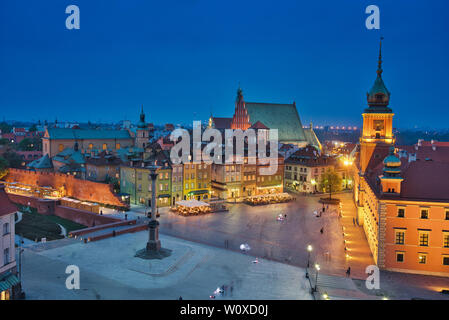 Photo de la vieille ville Varsóvia mangé Blue Hour time Banque D'Images