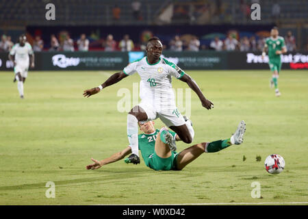 (190628) -- LE CAIRE, Juin 28, 2019 (Xinhua) -- Sadio Mane (Haut) du Sénégal est en concurrence au cours de la coupe d'Afrique des Nations 2019 groupe C match entre le Sénégal et l'Algérie au Caire, Égypte, le 27 juin 2019. L'Algérie a gagné 1-0. (Xinhua/Wang Teng) Banque D'Images