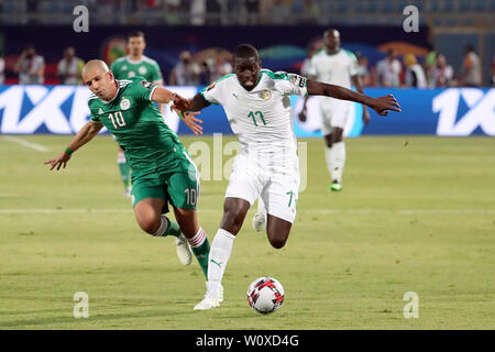 (190628) -- LE CAIRE, Juin 28, 2019 (Xinhua) -- Sofiane Feghouli (L) de l'Algérie dispute à Badou Ndiaye du Sénégal au cours de la coupe d'Afrique des Nations 2019 groupe C match entre le Sénégal et l'Algérie au Caire, Égypte, le 27 juin 2019. L'Algérie a gagné 1-0. (Xinhua/Wang Teng) Banque D'Images