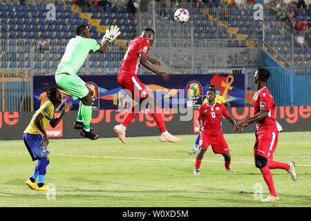 (190628) -- LE CAIRE, Juin 28, 2019 (Xinhua) -- Michael Ogada Olunga (R) haut de la tête la balle au Kenya durant la coupe d'Afrique des Nations 2019 groupe C match entre le Kenya et la Tanzanie, au Caire, Égypte, le 27 juin 2019. Le Kenya a gagné 3-2. (Xinhua/Wang Teng) Banque D'Images