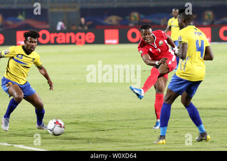 (190628) -- LE CAIRE, Juin 28, 2019 (Xinhua) -- Masika Ayub Timbe (C) du Kenya pousses durant la coupe d'Afrique des Nations 2019 groupe C match entre le Kenya et la Tanzanie, au Caire, Égypte, le 27 juin 2019. Le Kenya a gagné 3-2. (Xinhua/Wang Teng) Banque D'Images
