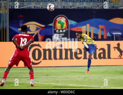 (190628) -- LE CAIRE, Juin 28, 2019 (Xinhua) -- Hassan Khamis Ramadhani (R) de Tanzanie pousses durant la coupe d'Afrique des Nations 2019 groupe C match entre le Kenya et la Tanzanie, au Caire, Égypte, le 27 juin 2019. Le Kenya a gagné 3-2. (Xinhua/Wang Teng) Banque D'Images