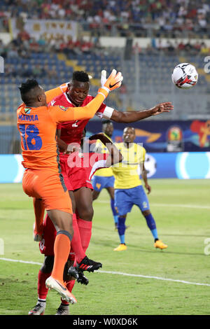 (190628) -- LE CAIRE, Juin 28, 2019 (Xinhua) -- Mugubi Victor Wanyama (R) avant de Kenya rivalise avec le gardien Aishi Salum Manula (/L) au cours de la coupe d'Afrique des Nations 2019 groupe C match entre le Kenya et la Tanzanie, au Caire, Égypte, le 27 juin 2019. Le Kenya a gagné 3-2. (Xinhua/Wang Teng) Banque D'Images