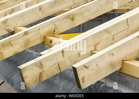 Fermes de toit poutrelles de bois ou sur une nouvelle maison durant la construction Banque D'Images