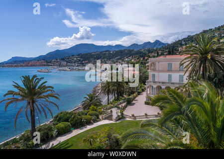 France, Alpes Maritimes, Menton, jardin Maria Serena (Maria Serena Garden), la villa (vue aérienne) (mention obligatoire du nom du jardin et editori Banque D'Images