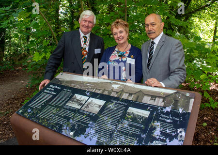 Bulford, Wiltshire, Royaume-Uni. 28 juin 2019. Dignitaires et invités étaient présents à l'inauguration d'un signe du patrimoine a commandé par le gouvernement néo-zélandais pour commémorer le centenaire depuis l'achèvement de l'Bulford Kiwi et en reconnaissance de la Néo-Zélandais basé au camp de toile de 1914 à 1919. Sur la photo : le Col James Arkell, Colleen Brown, Rt Hon Sir Jerry Mateparae. Crédit : Peter Manning/Alamy Live News Banque D'Images