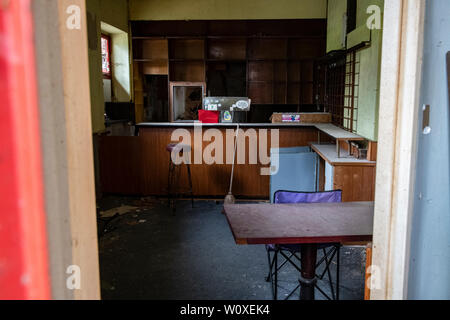 Berlin, Allemagne. 28 Juin, 2019. Le pub est abandonné dans la gare désaffectée Siemensstadt. Dans le cadre de la rénovation de l'ancienne Siemensbahn, le bâtiment sera également réparé. Des représentants de la Deutsche Bahn et les politiciens ont signé un accord de financement correspondant. Crédit : Paul Zinken/dpa/Alamy Live News Banque D'Images