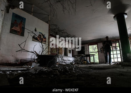 Berlin, Allemagne. 28 Juin, 2019. Branches, les décombres et les affiches peuvent être vues dans le foyer de la gare désaffectée Siemensstadt. Dans le cadre de la rénovation de l'ancienne Siemensbahn, le bâtiment sera également réparé. Des représentants de la Deutsche Bahn et les politiciens ont signé un accord de financement correspondant. Crédit : Paul Zinken/dpa/Alamy Live News Banque D'Images