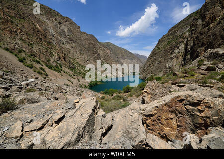 Montagnes du ventilateur au Tadjikistan sont l'un de l'Asie centrale est premier trekking destination. Le magnifique lac sept trek de Penjikent. Vue sur le lac nu Banque D'Images